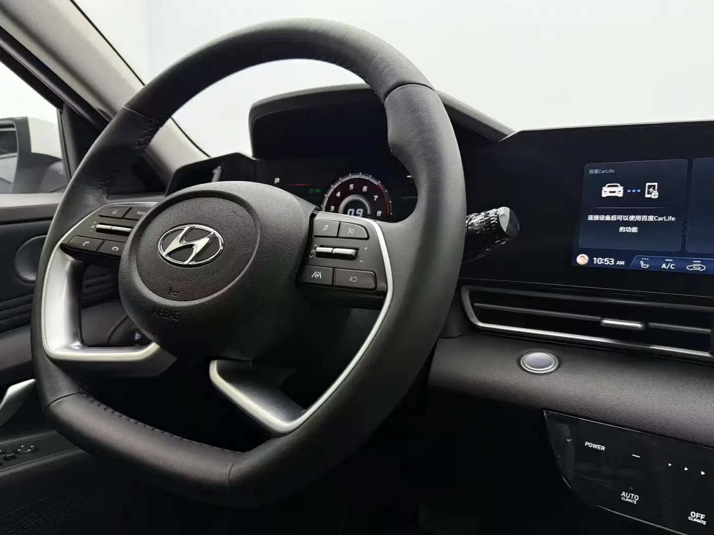 Hyundai Elantra 2022 1.5L CVT LUX Premium Edition фото 9