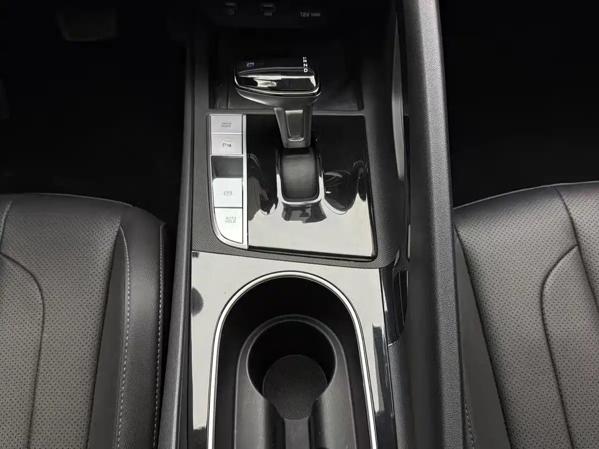 Hyundai Elantra 2022 1.5L CVT LUX Premium Edition фото 8
