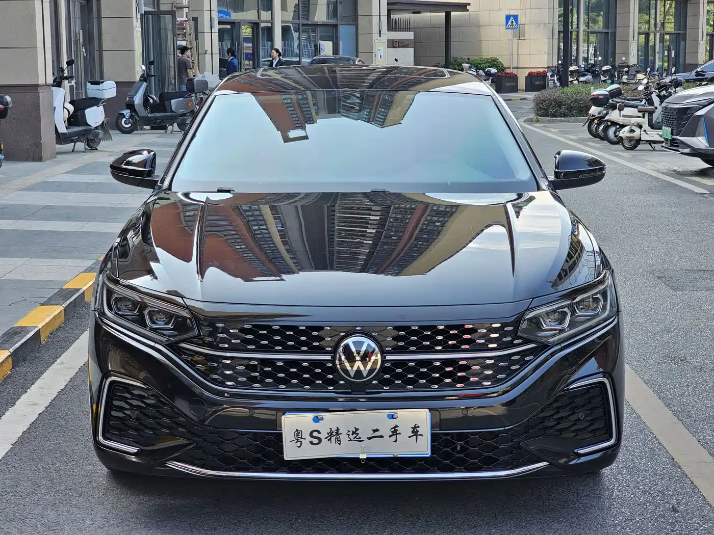 Volkswagen Passat 2022 330TSI Starlight Luxury Edition фото 2