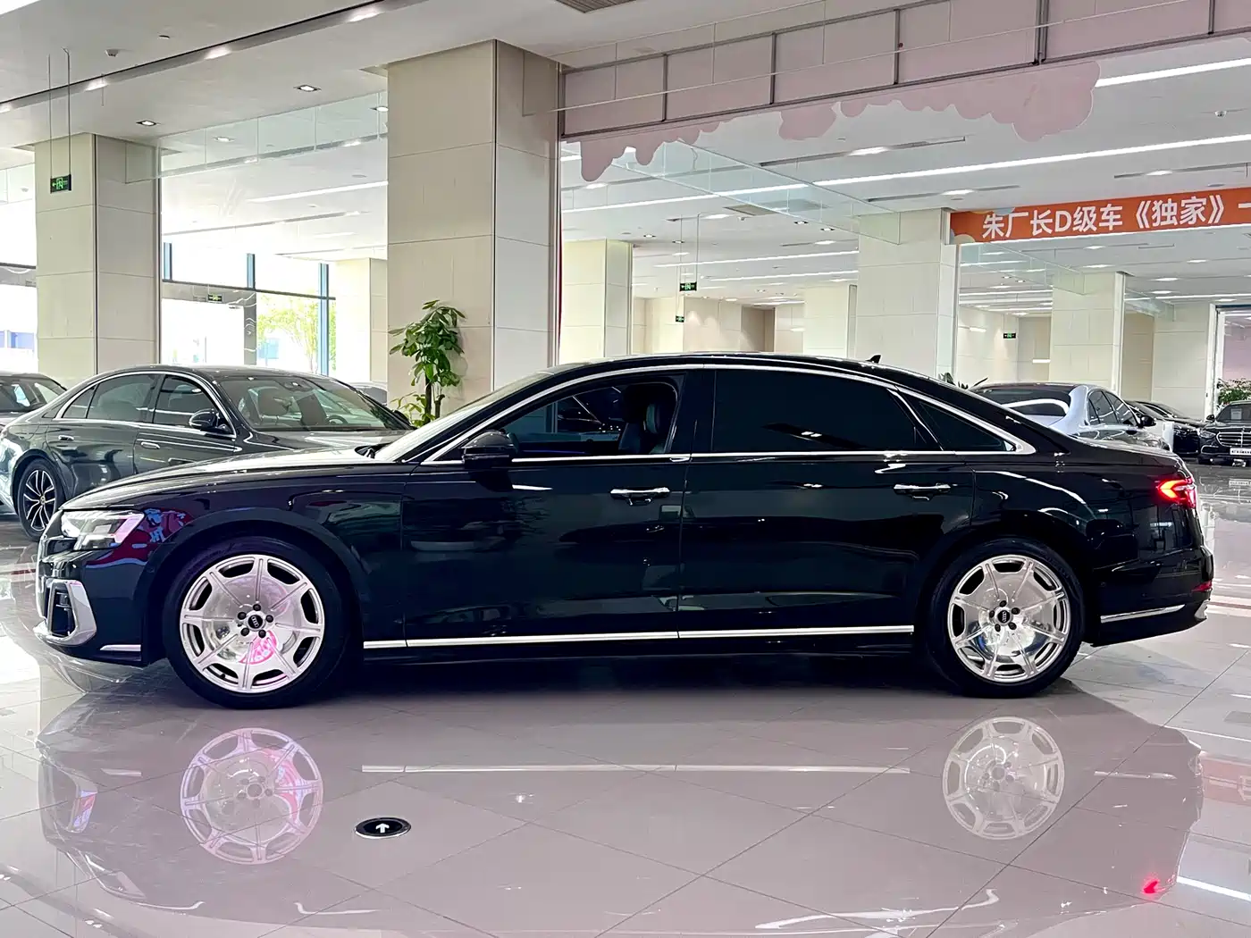 Audi A8 2023 A8L 50 TFSI quattro Exclusive фото 3
