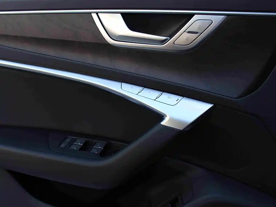 Фото 11 - Audi A6L