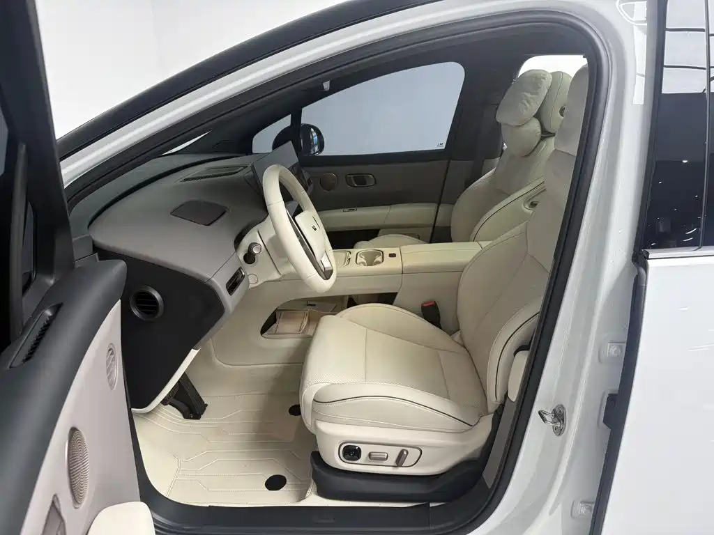 Фото 12 - Li Auto i6