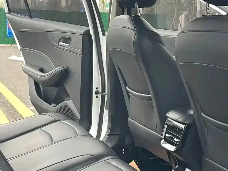 Фото 8 - Roewe i5