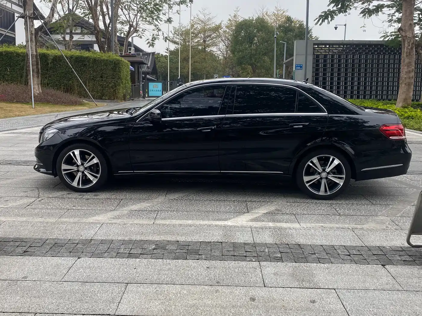 Mercedes-Benz E-Class 2015 E 320 L Luxury 4MATIC фото 27