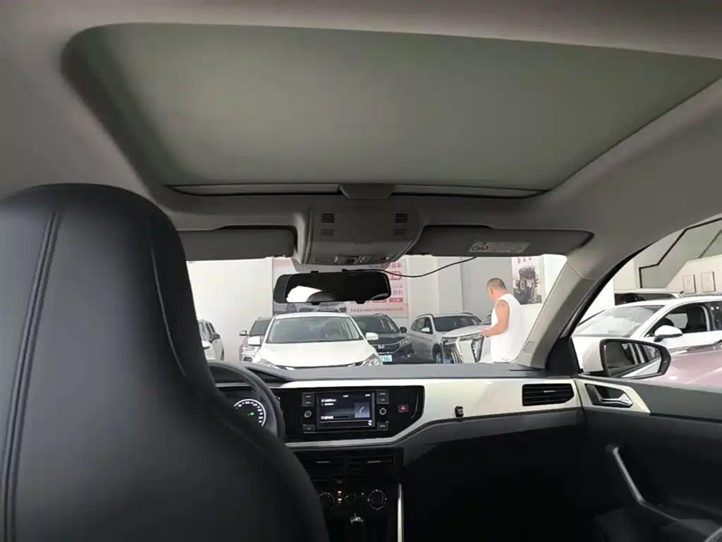 VOLKSWAGEN POLO