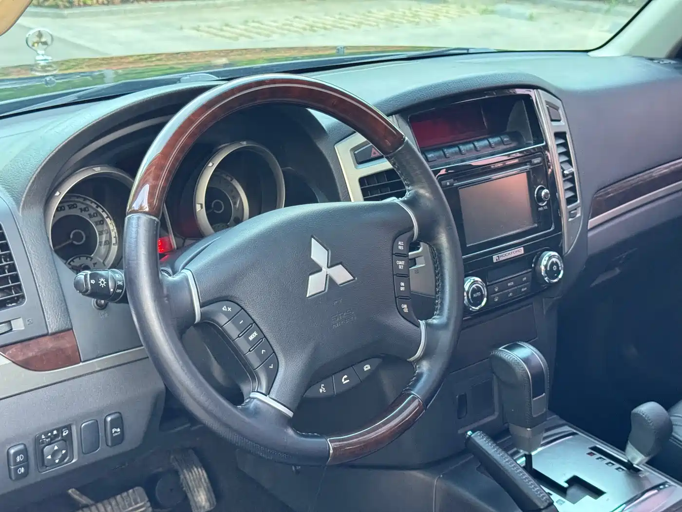 Mitsubishi Pajero (Import) 2018 3.0L Automatic Luxury Edition фото 5