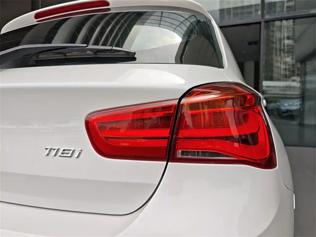 BMW 1 Series (Import) 2018 118i Leading фото 15