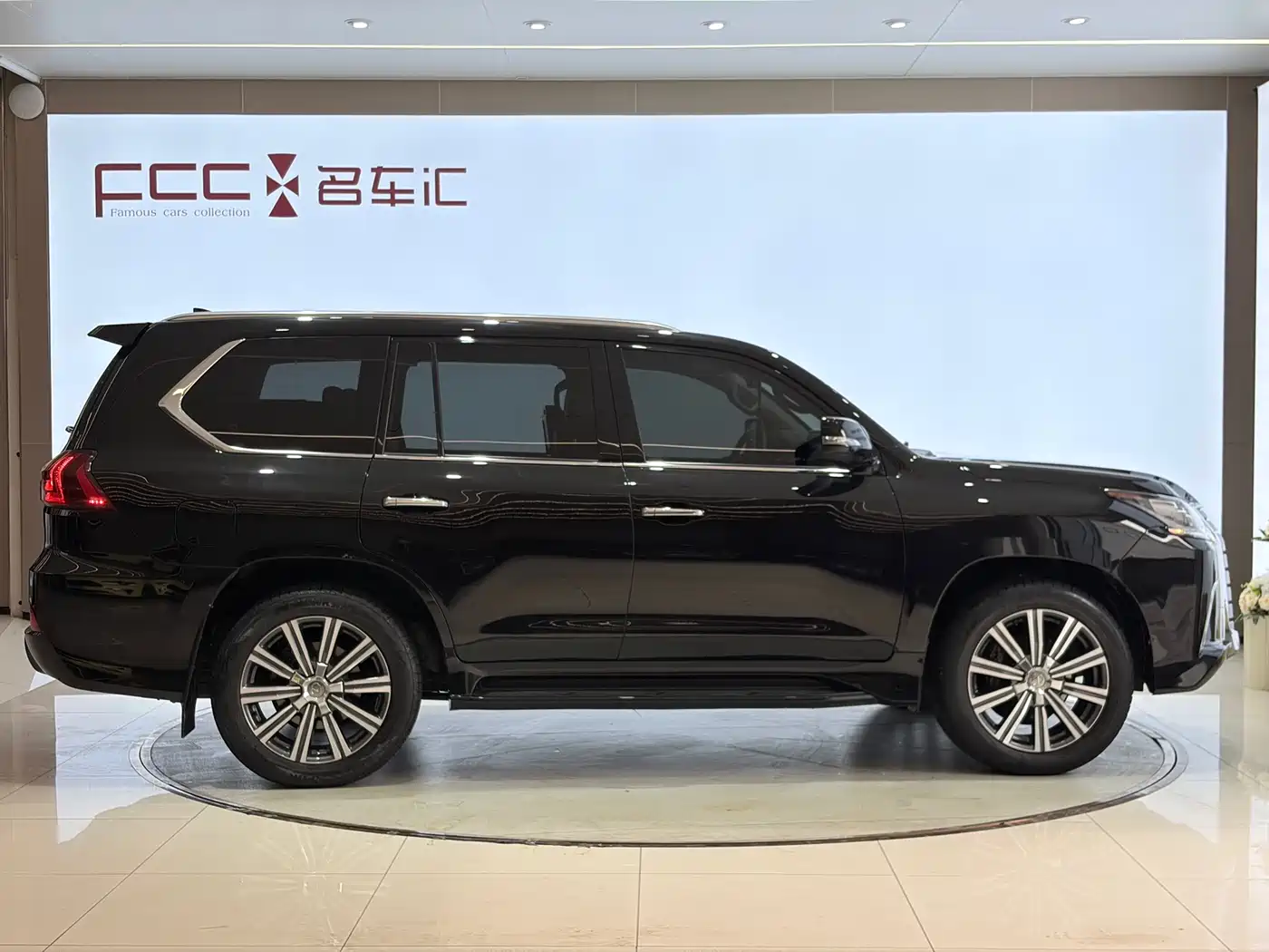 Фото 4 - Lexus LX