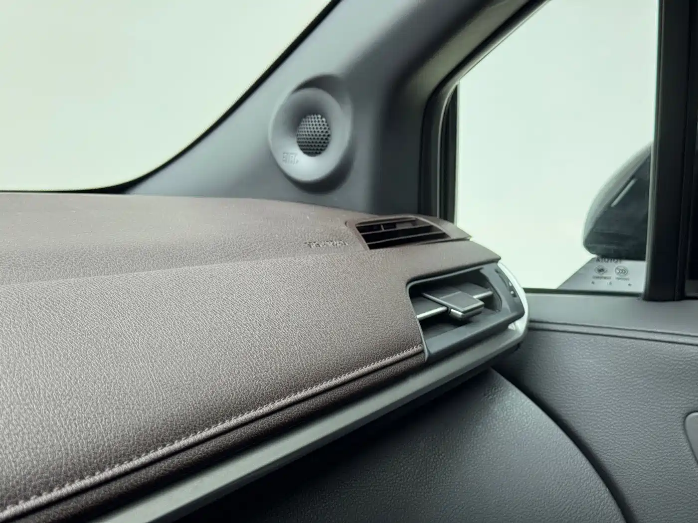 Toyota Sienna 2023 2.5L Hybrid Platinum Edition фото 17