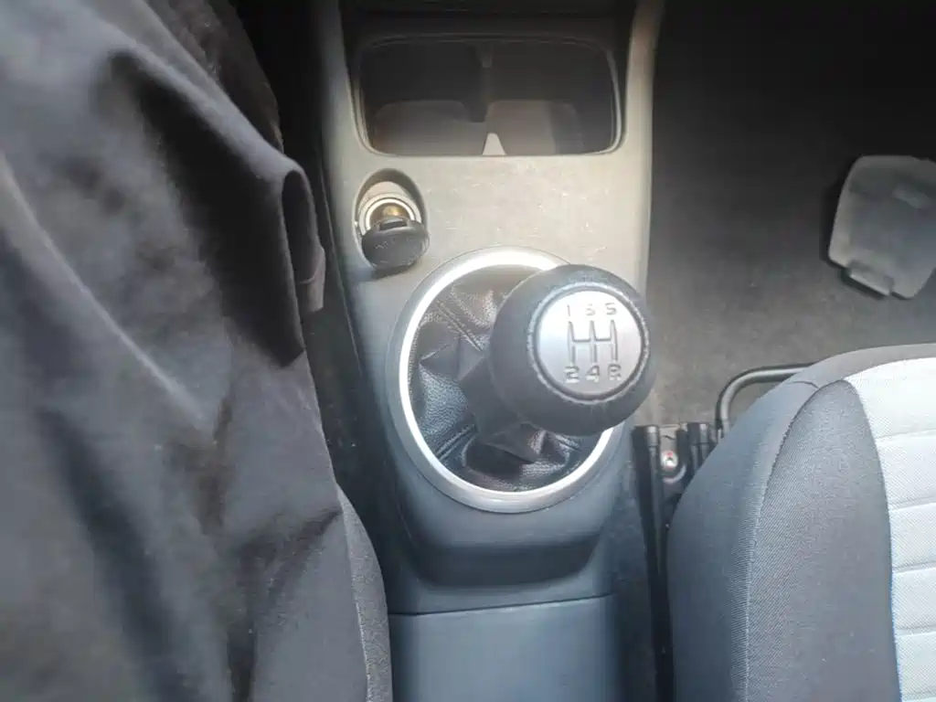 Фото 14 - Suzuki Swift