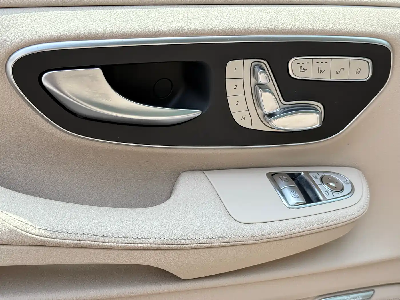 Mercedes-Benz V-Class 2017 Model V 260 L Premium Extended Edition фото 4