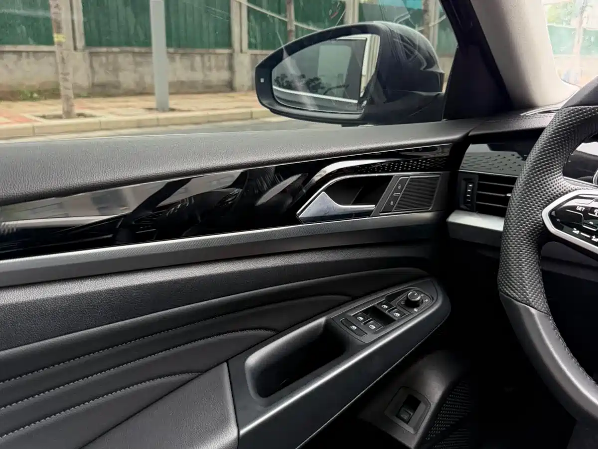 Volkswagen Passat 2024 380TSI Starlight Luxury Edition фото 12