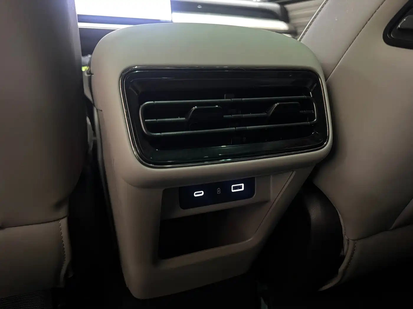 Geely Galaxy Galaxy Xingyao 8 2025 130km EM-i Premium Edition фото 18