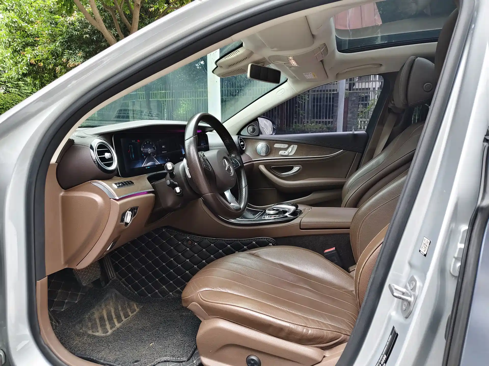 Photo 8 - Mercedes-Benz E-Class