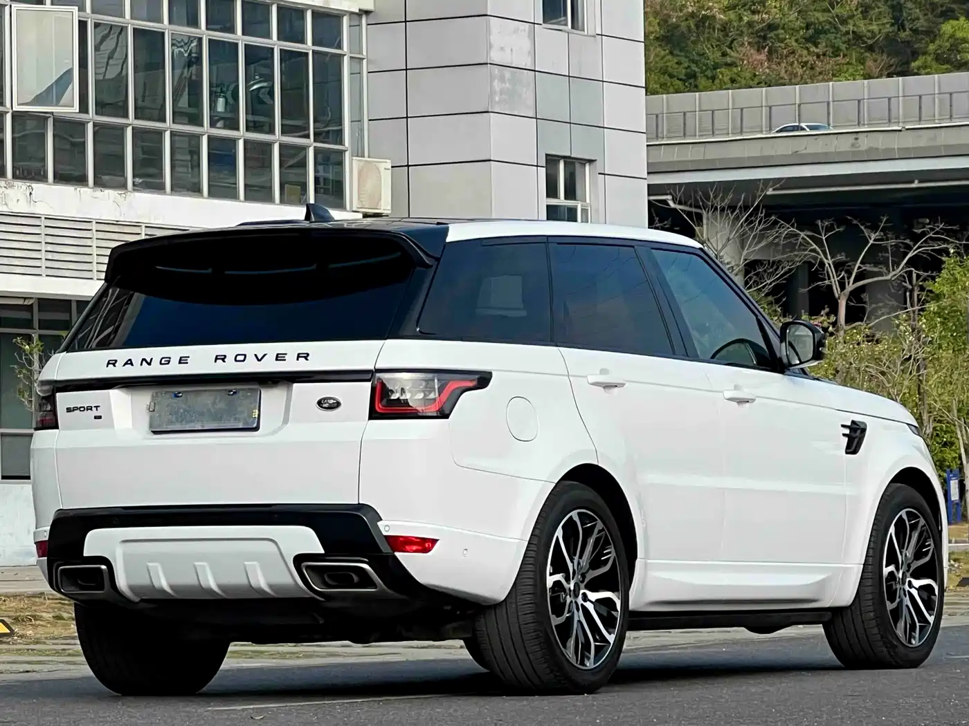 Land Rover Range Rover Sport 2021 3.0 L6 Gloss Black Edition фото 4