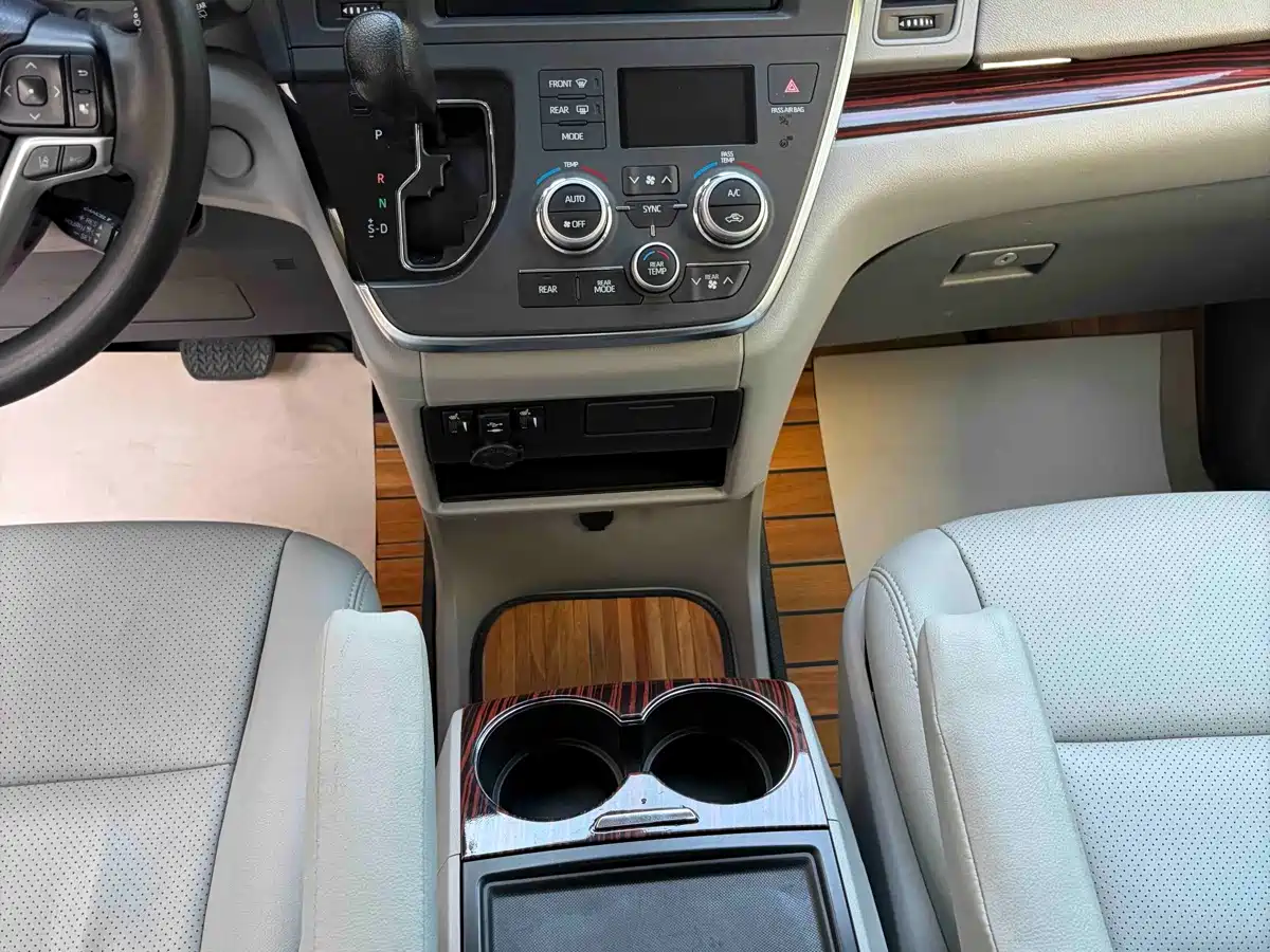 Toyota Sienna 2019 2018 Base Model