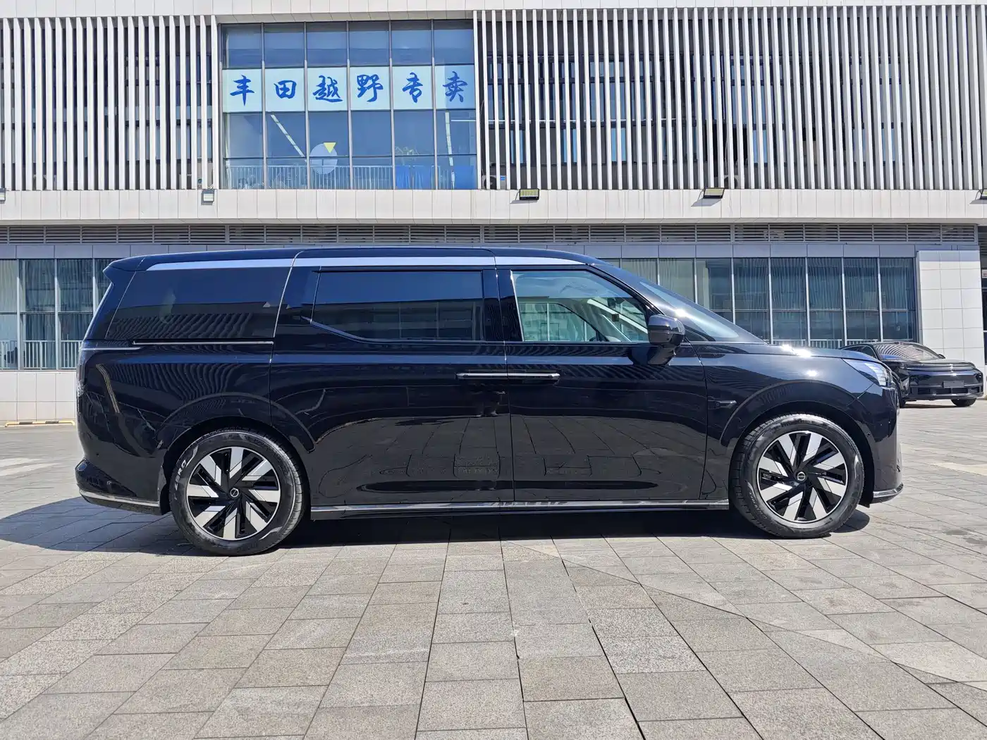 Volvo EM90 2024 2025 Ultra Six-Seater