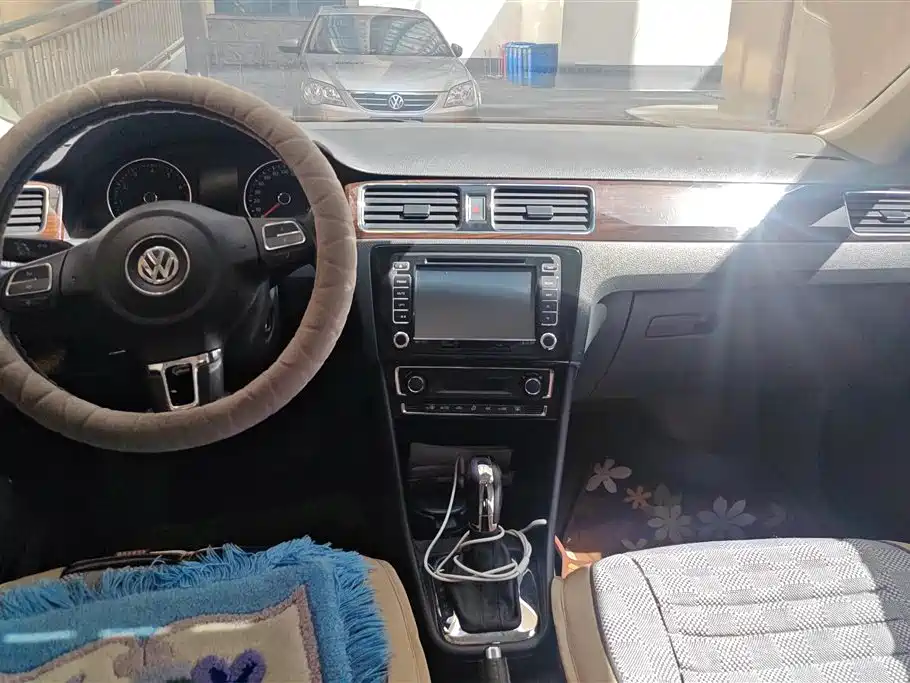 Volkswagen Santana 2013 Model 1.6L Automatic Luxury Edition фото 12
