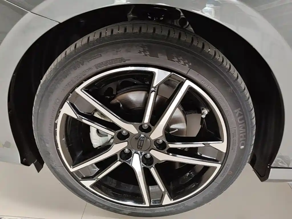 Фото 23 - Geely Binrui