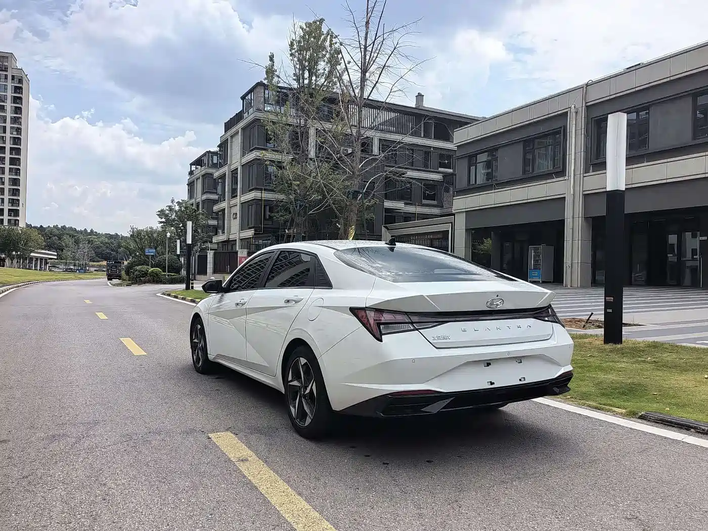 Hyundai Elantra 2021 1.5L CVT LUX Premium Edition фото 9