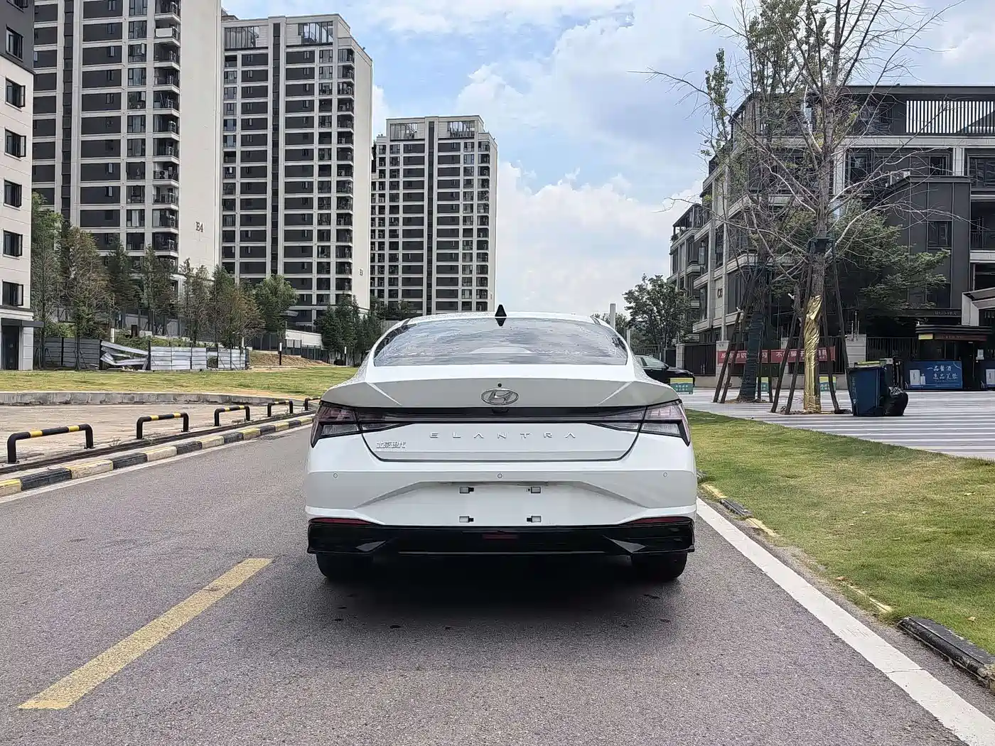 Hyundai Elantra 2021 1.5L CVT LUX Premium Edition фото 8