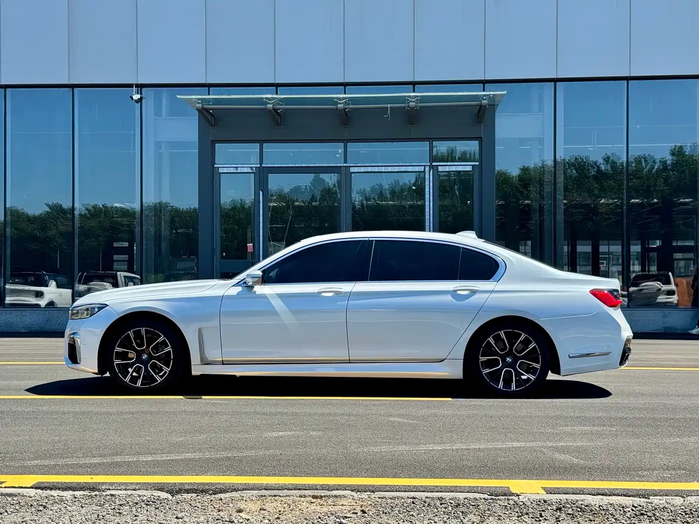 Фото 8 - BMW 7 Series