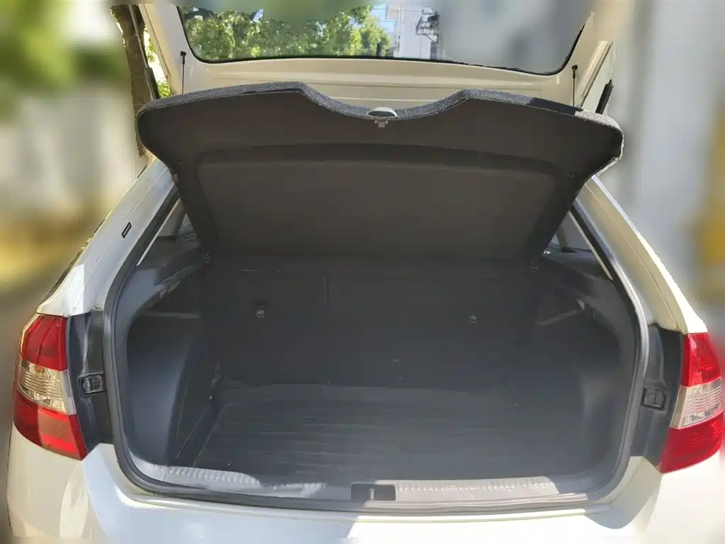 Škoda Skoda Rapid Spaceback 2018 1.6L Manual Comfort фото 8