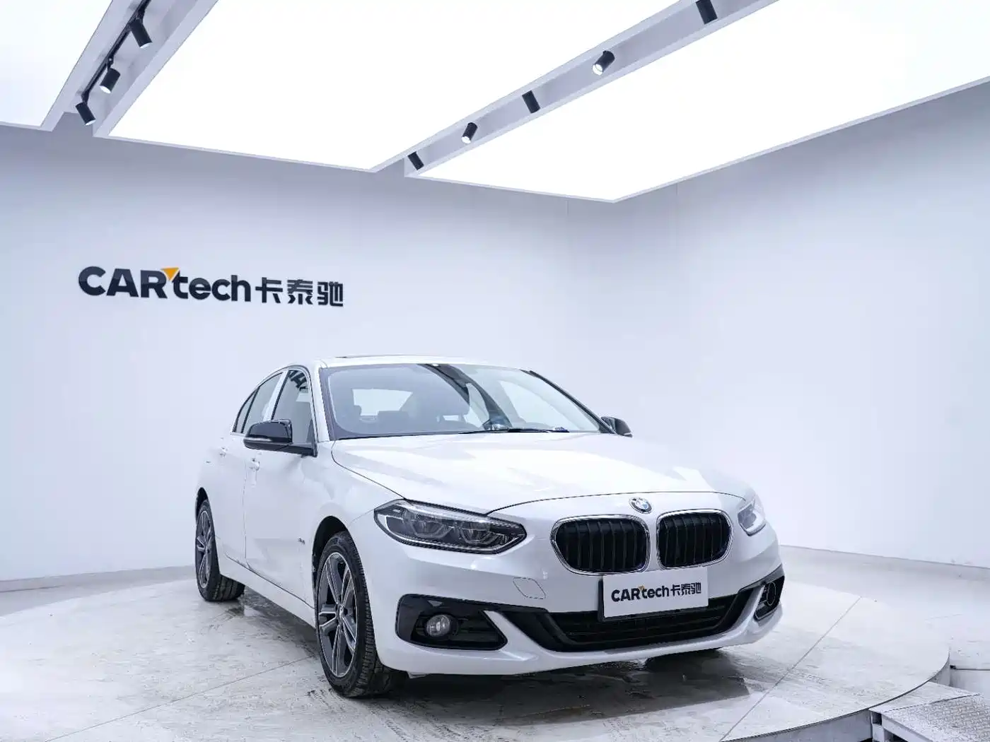 BMW 1 Series 2018 118i Sport Edition фото 8