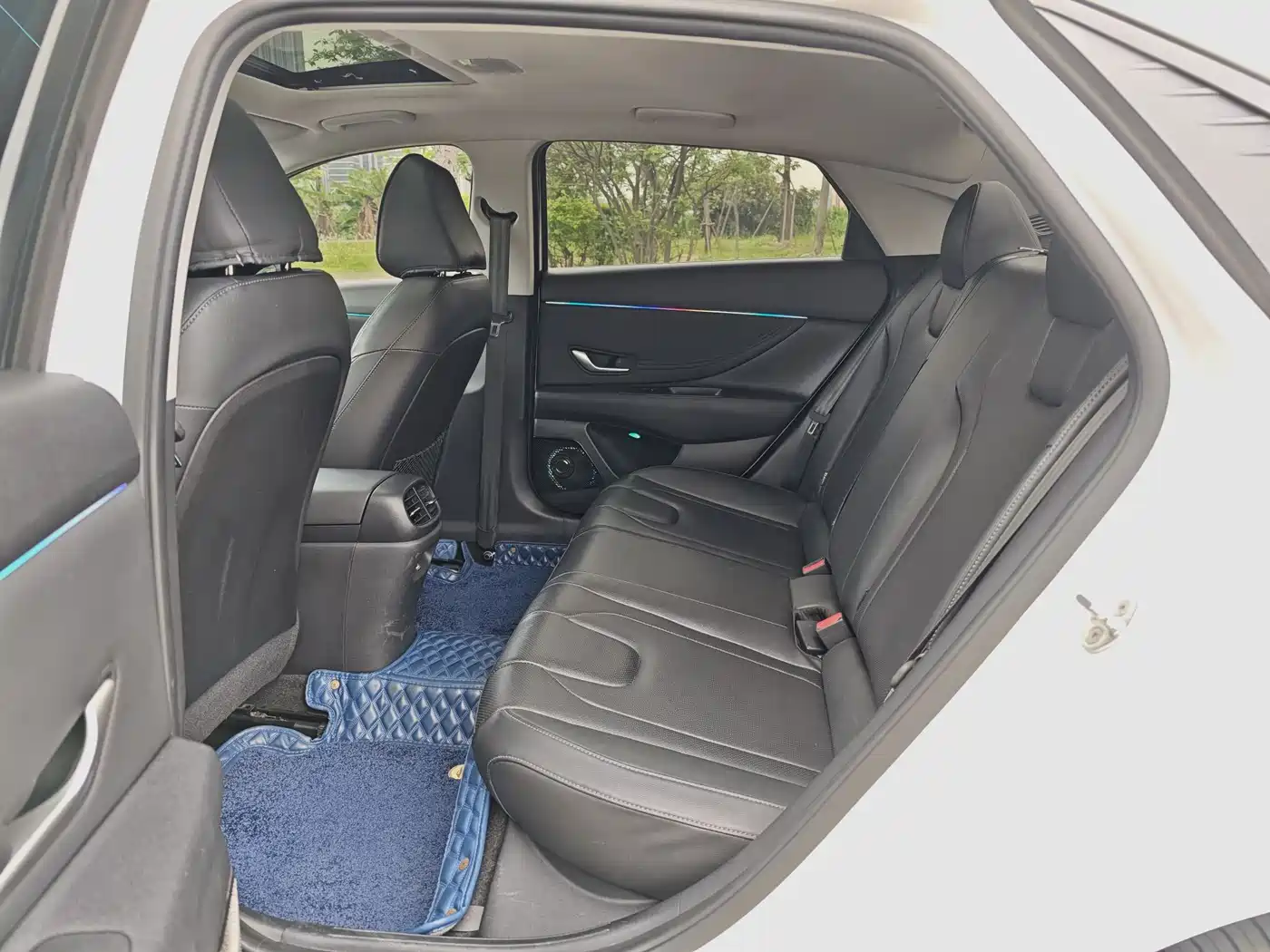 Hyundai Elantra 2022 1.5L CVT LUX Premium Edition фото 6