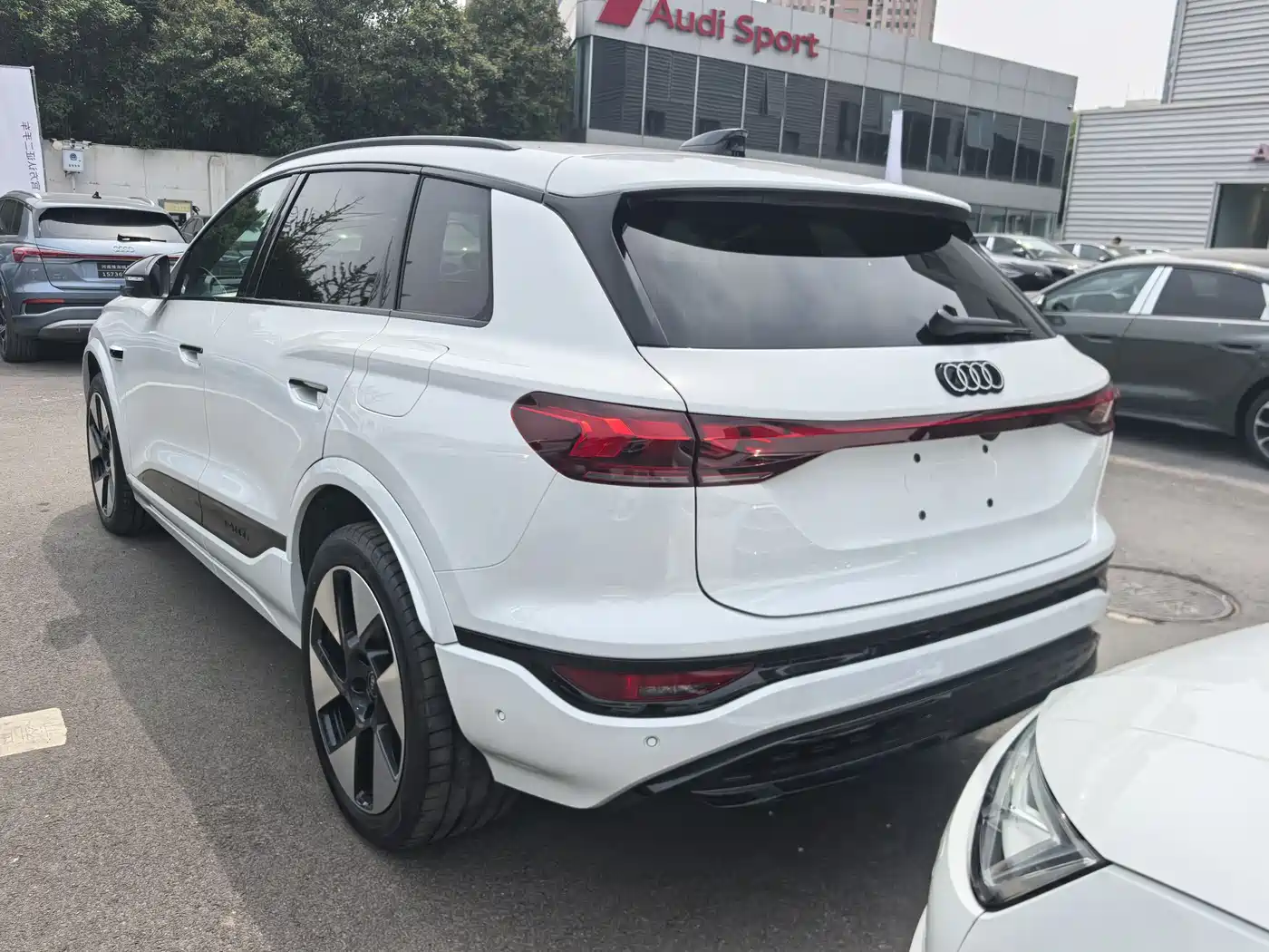 AUDI Q6L E TRON