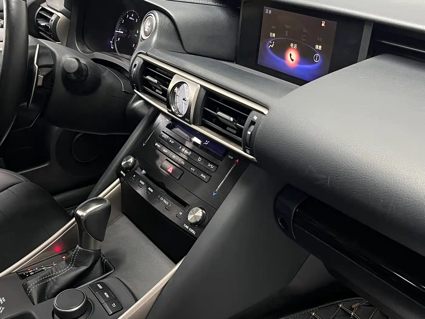 Lexus IS 2017 300 Leading Edition фото 42