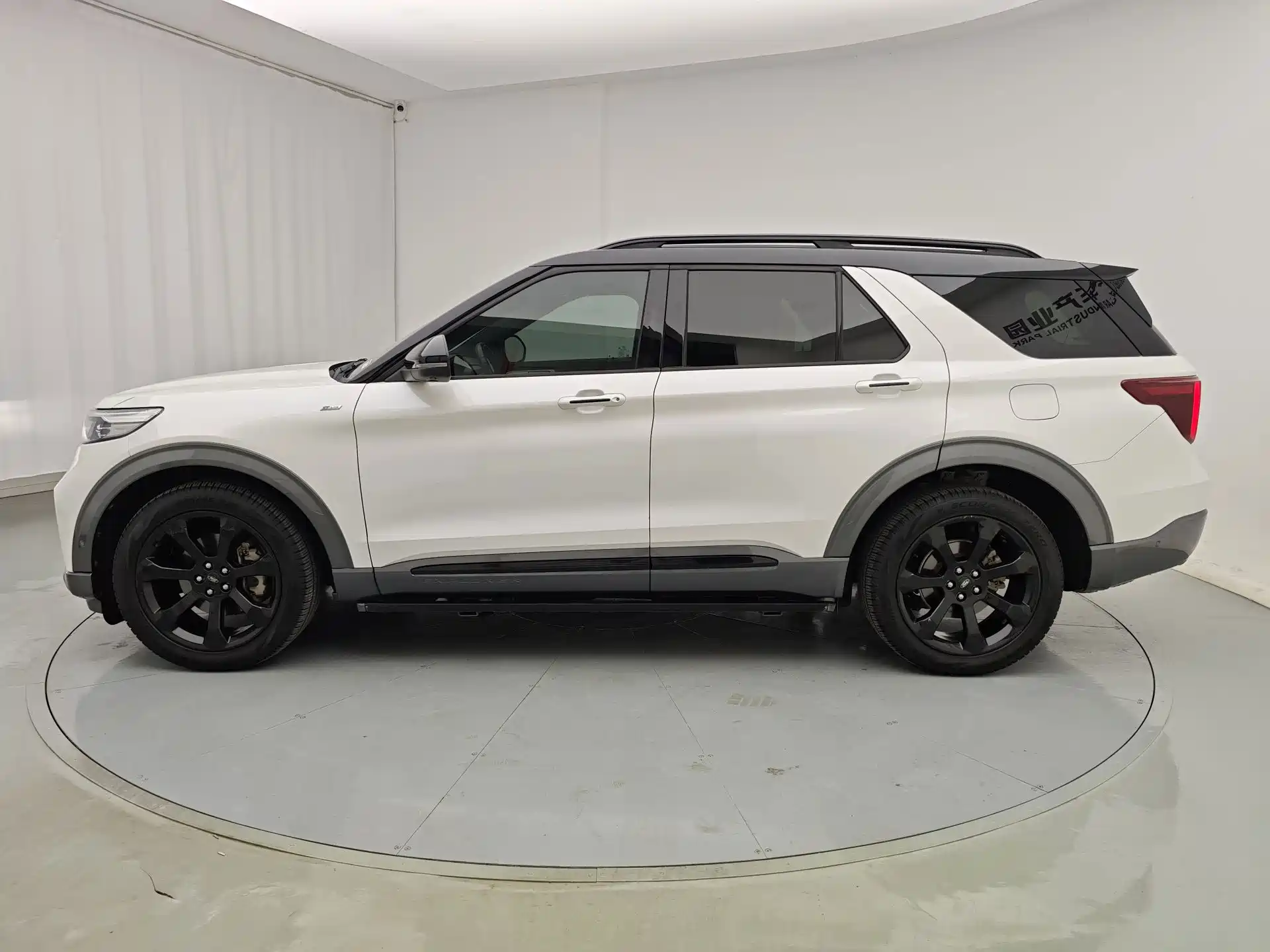 Фото 9 - Ford Explorer