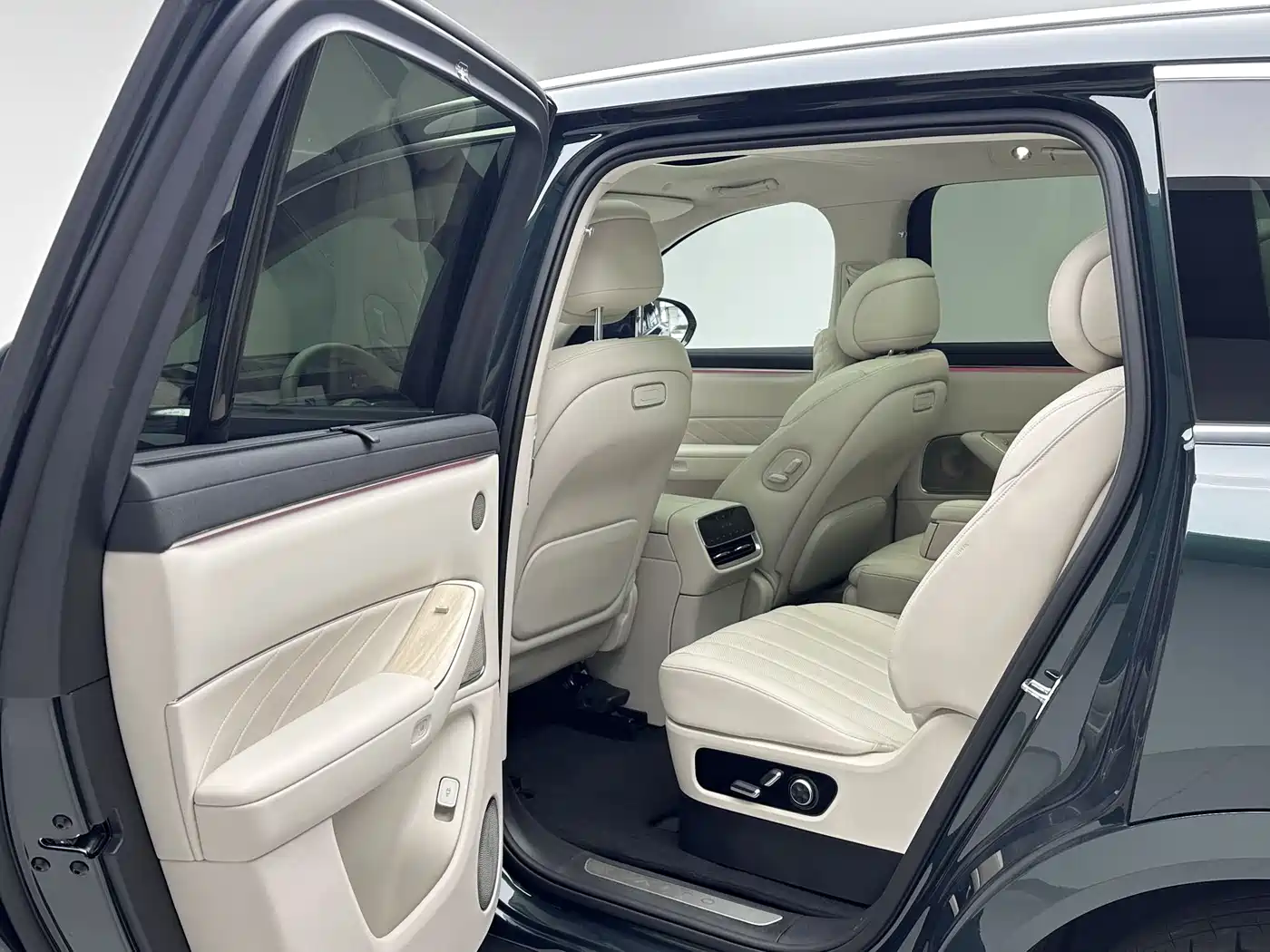 AITO Wenjie AITO M8 2025 Model Extended Range Max+ Edition 53.4kWh 6-Seater фото 10