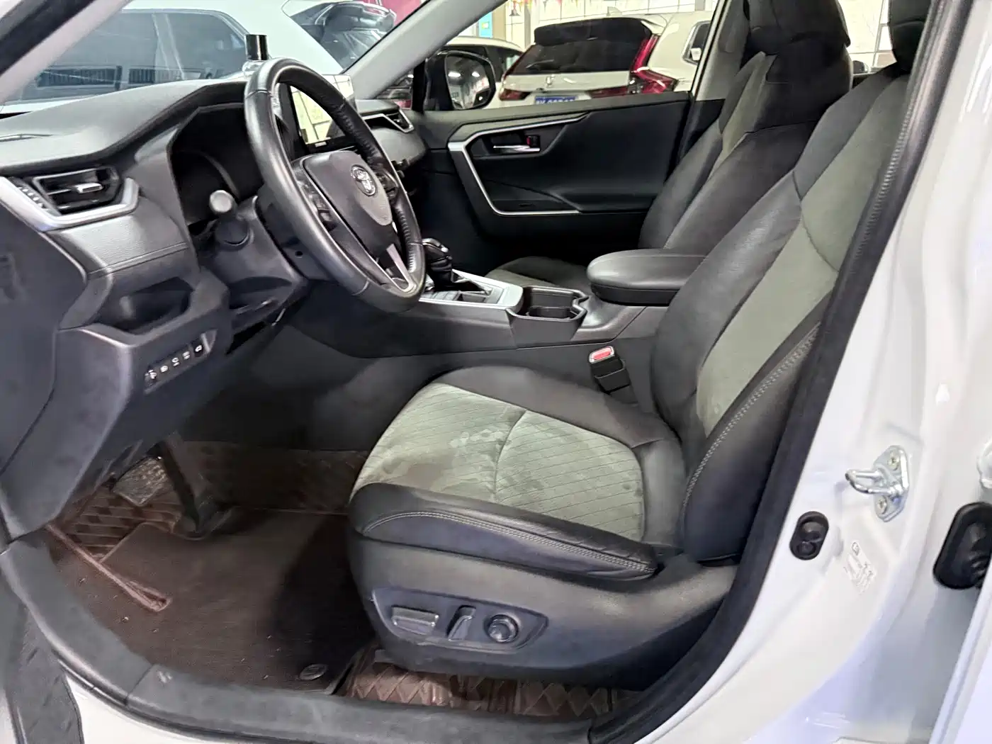 Фото 8 - Toyota RAV4