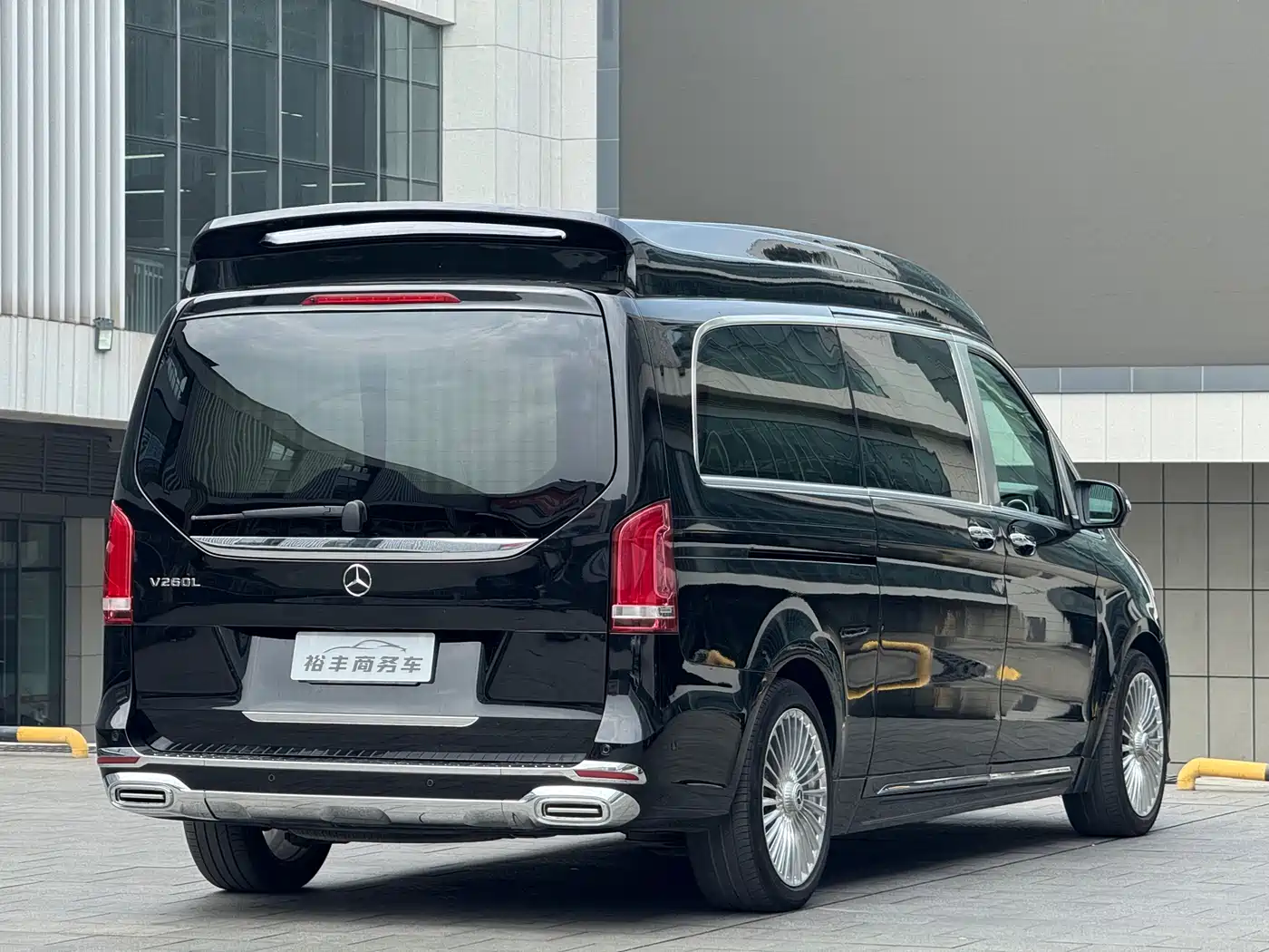 Mercedes-Benz V-Class 2018 V 260 L Premium Long Wheelbase Edition China VI фото 15