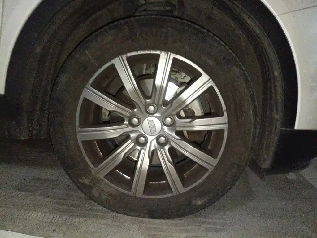 Photo 8 - Cadillac XT4