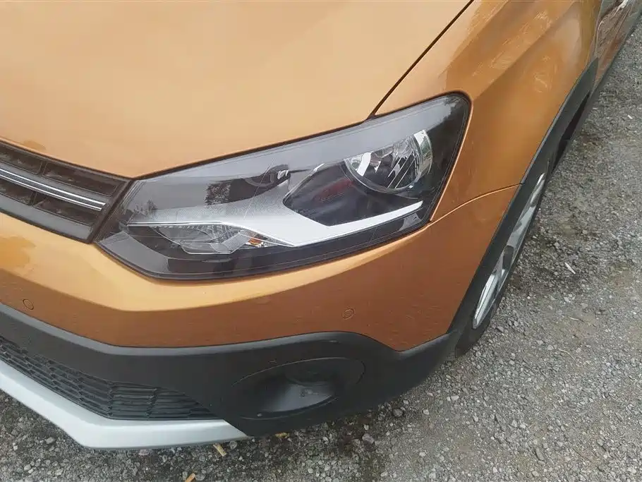 Volkswagen Polo 2016 1.6L Cross Polo Automatic фото 5