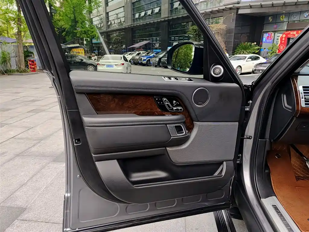 Land Rover Range Rover 2021 3.0 L6 Heritage Extended Classic Edition фото 6