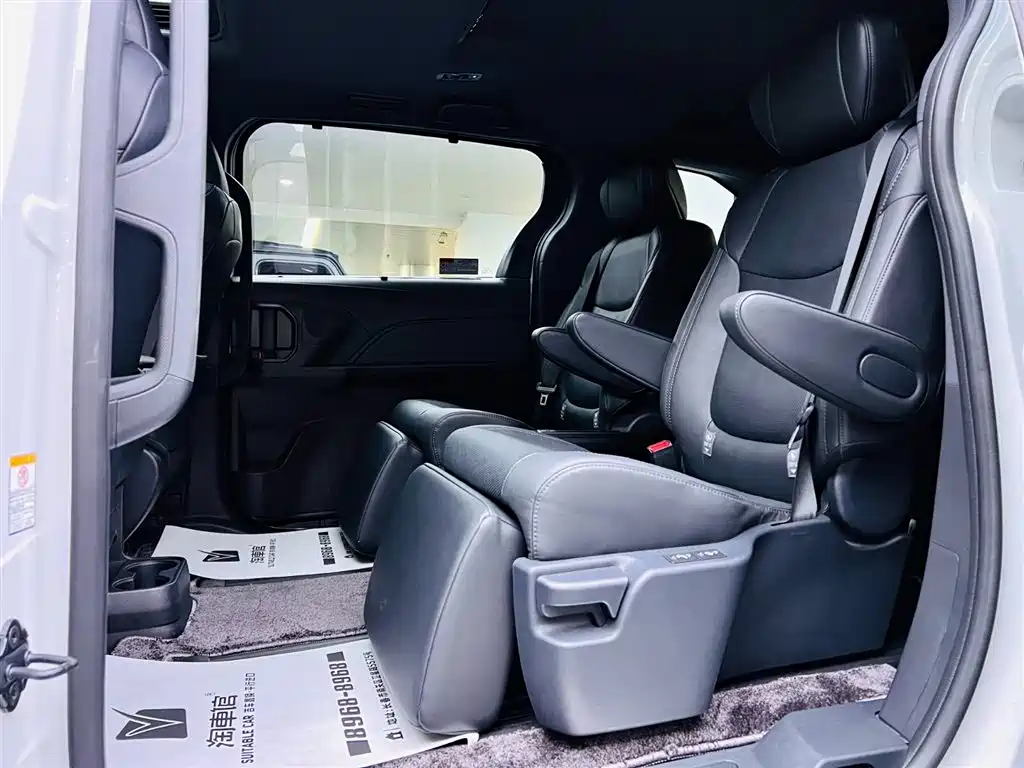 Toyota Sienna 2024 2.5L Hybrid 4WD Premium Edition фото 15