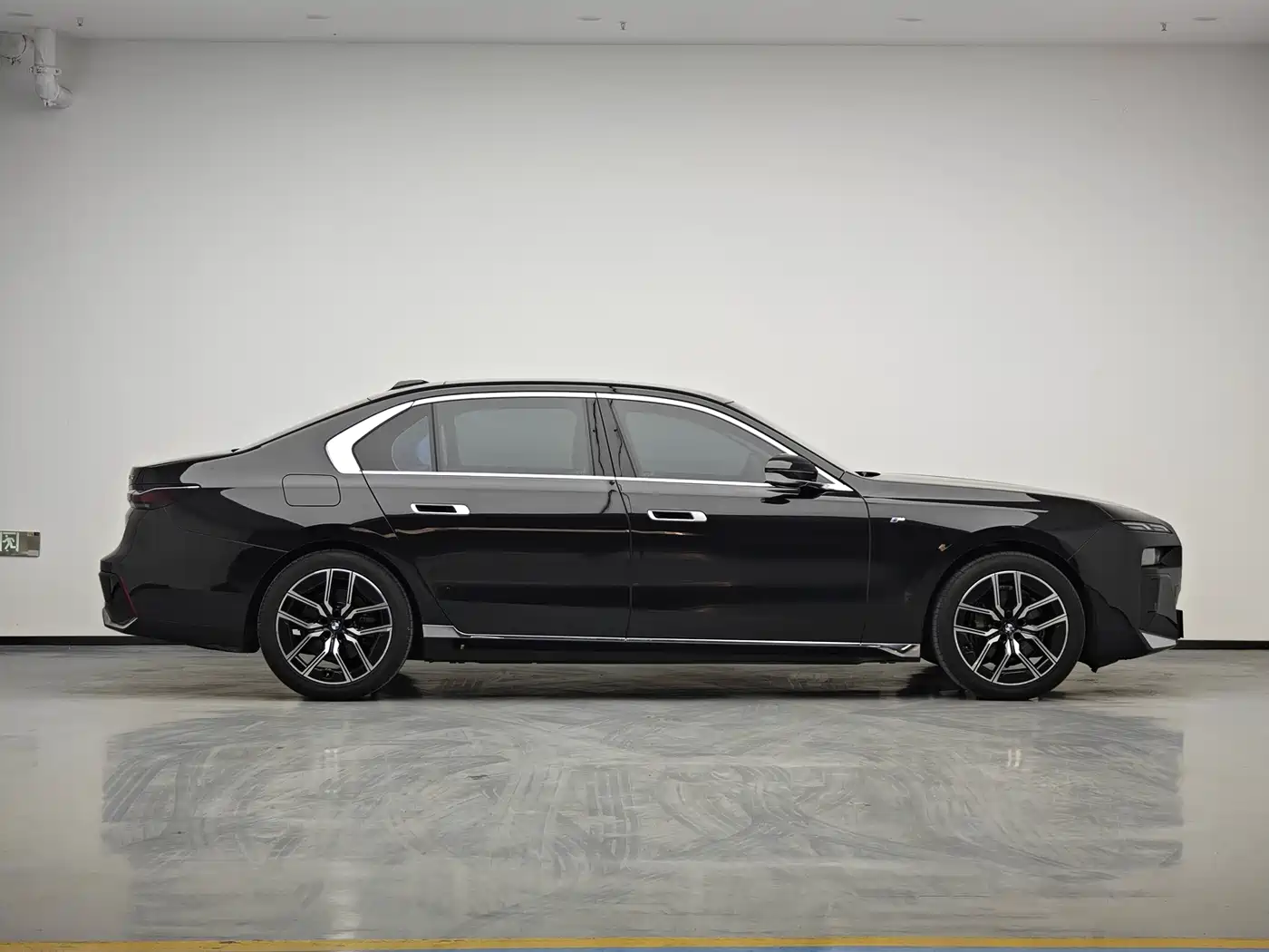 BMW 7 Series 2023 Model 735Li M Sport Package фото 4