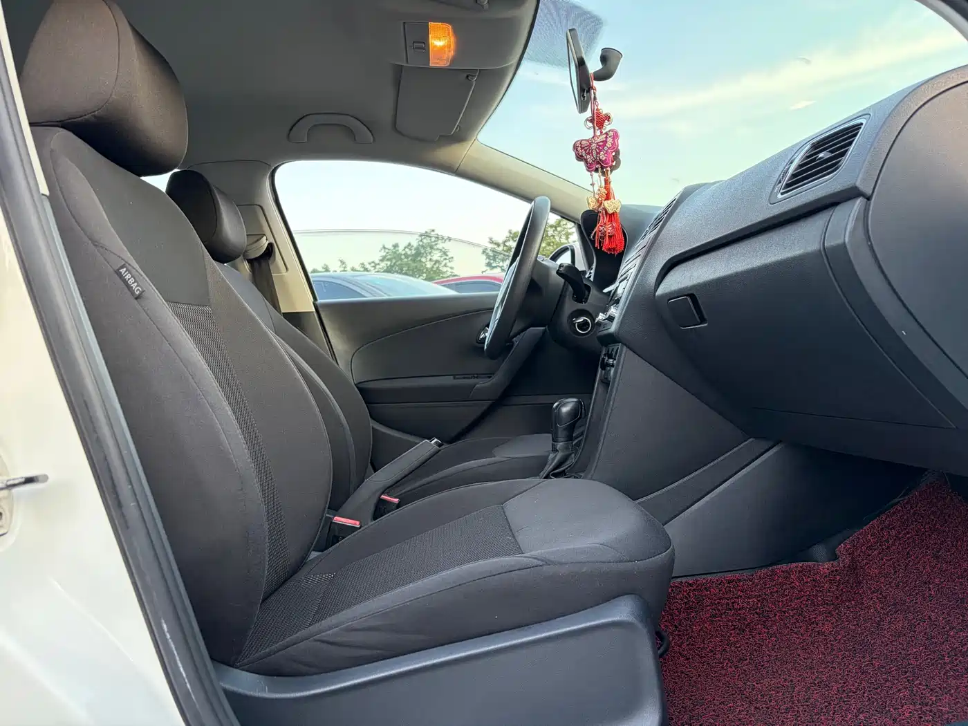 Volkswagen Polo 2011 1.4L Automatic Style Edition фото 13