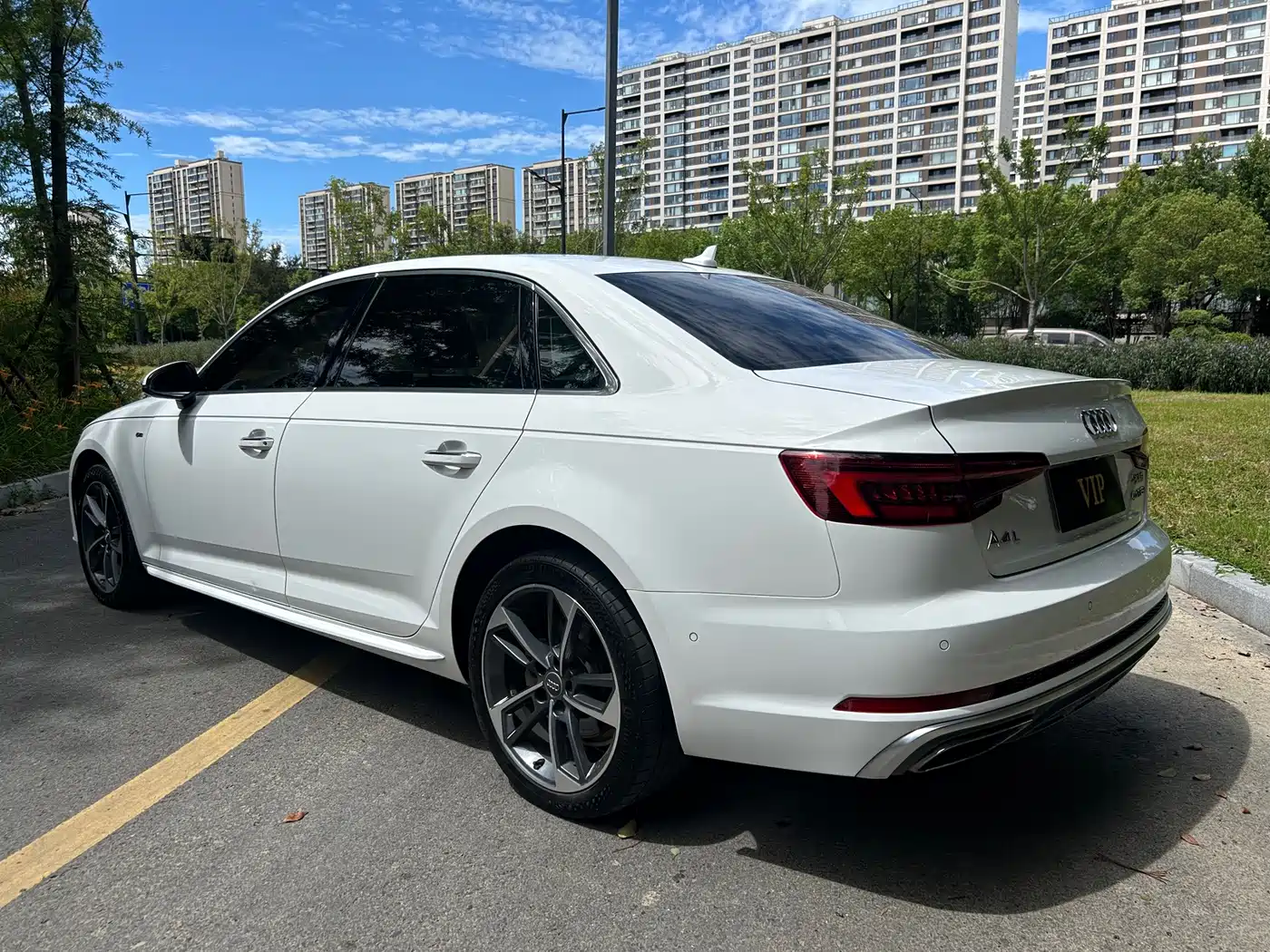 Фото 5 - Audi A4L