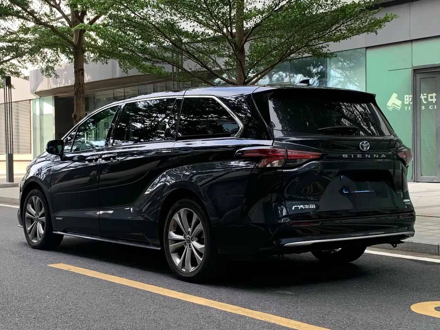 Toyota Sienna 2023 2.5L Hybrid Premium Edition фото 5