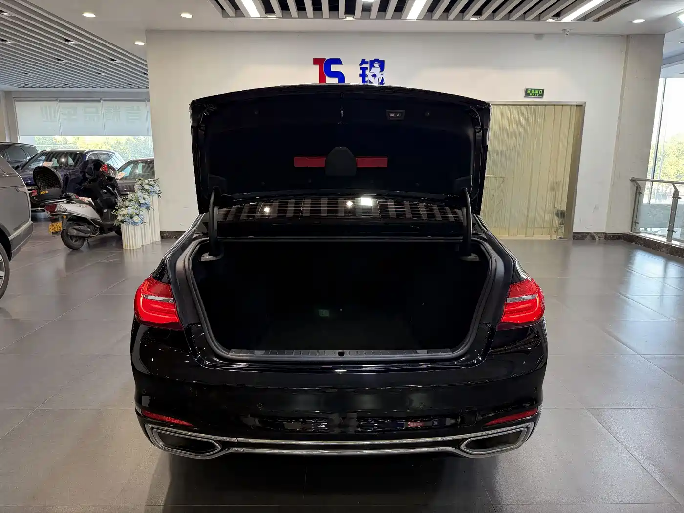 BMW 7 Series 2016 740Li Leading Edition фото 34