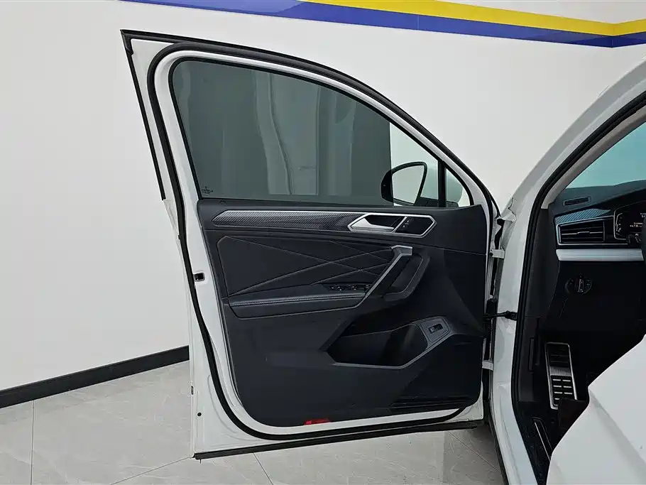 Volkswagen Tiguan L 2024 330TSI Automatic 2WD R-Line Premium Enjoyment Edition фото 7