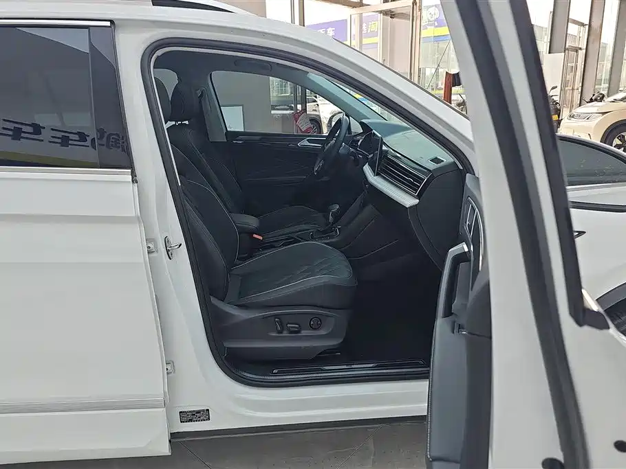Volkswagen Tiguan L 2024 330TSI Automatic 2WD R-Line Premium Enjoyment Edition фото 8