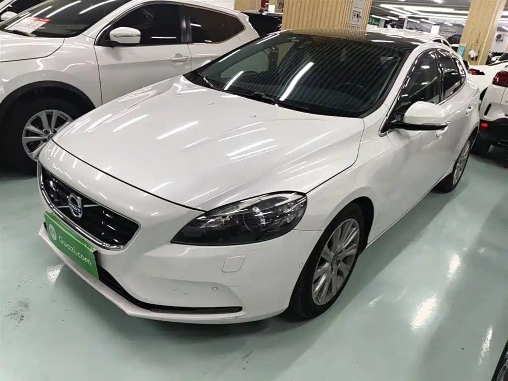 Фото 2 - Volvo V40