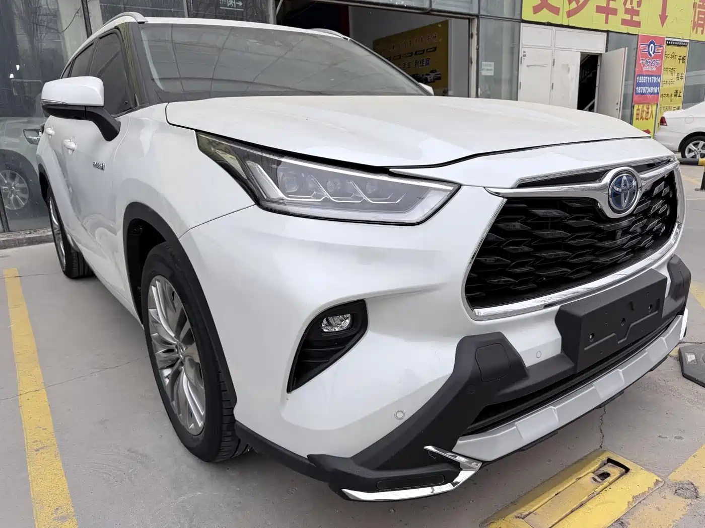 Toyota Highlander 2022 Dual Engine 2.5L 4WD Supreme Edition 7-Seater фото 3