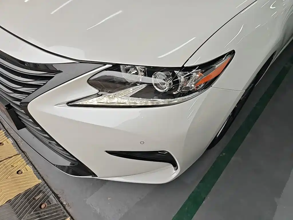 Фото 24 - Lexus ES