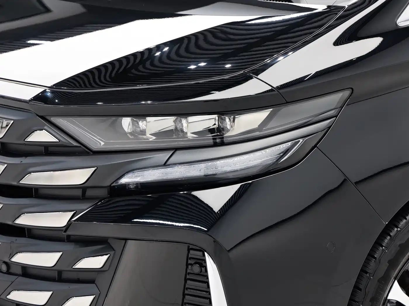 Toyota Vellfire 2024 Crown Hybrid 2.5L Executive Premium Edition фото 8